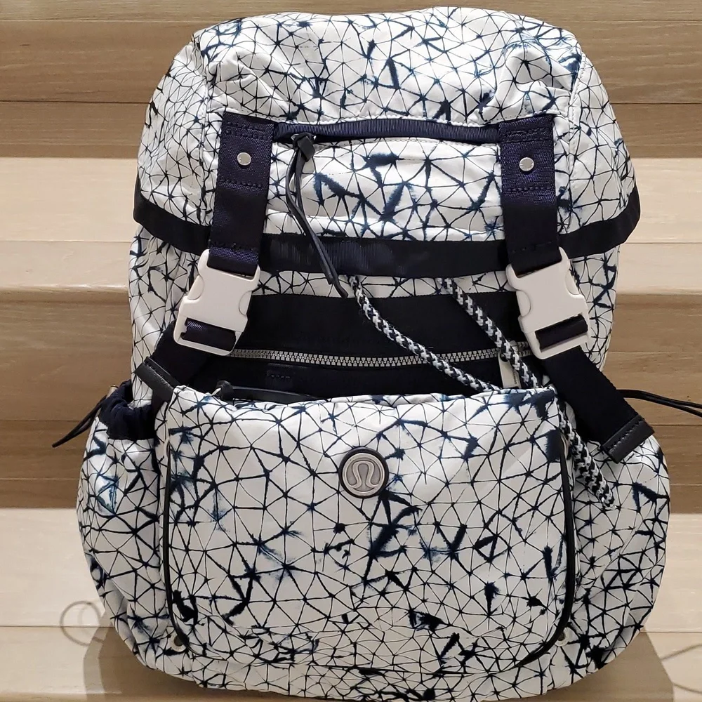Lululemon Travelling Yogini Rucksack in Star Crushed White Deep Navy/Naval Blue